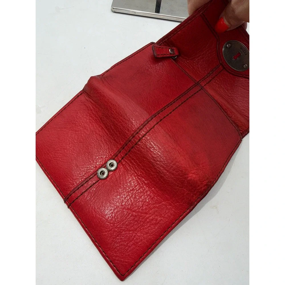 Fossil Red Pebbled Leather Trifold Wallet Keyhole Logo Snap Closure Pocket
